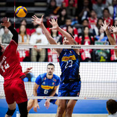 VNL: L'Italia cede al Giappone al tie-break, esordio amaro per gli azzurri in VNL che commettono 24 errori punto VNL: L'Italia cede al Giappone al tie-break, esordio amaro per gli azzurri in VNL che commettono 24 errori punto