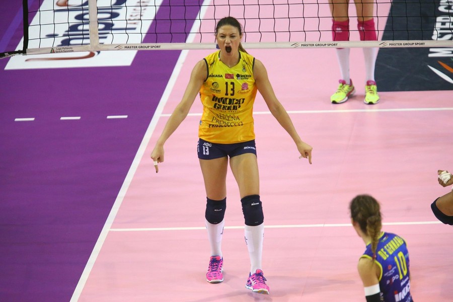 Turchia: Neriman Ozsoy va in Indonesia