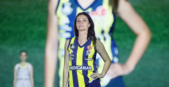 Il nostro fotomontaggio di Serena Ortolani, giocatrice della Omag SG Marignano con la nuovissima maglia del Fenerbahce presentata ieri sera a Istanbul