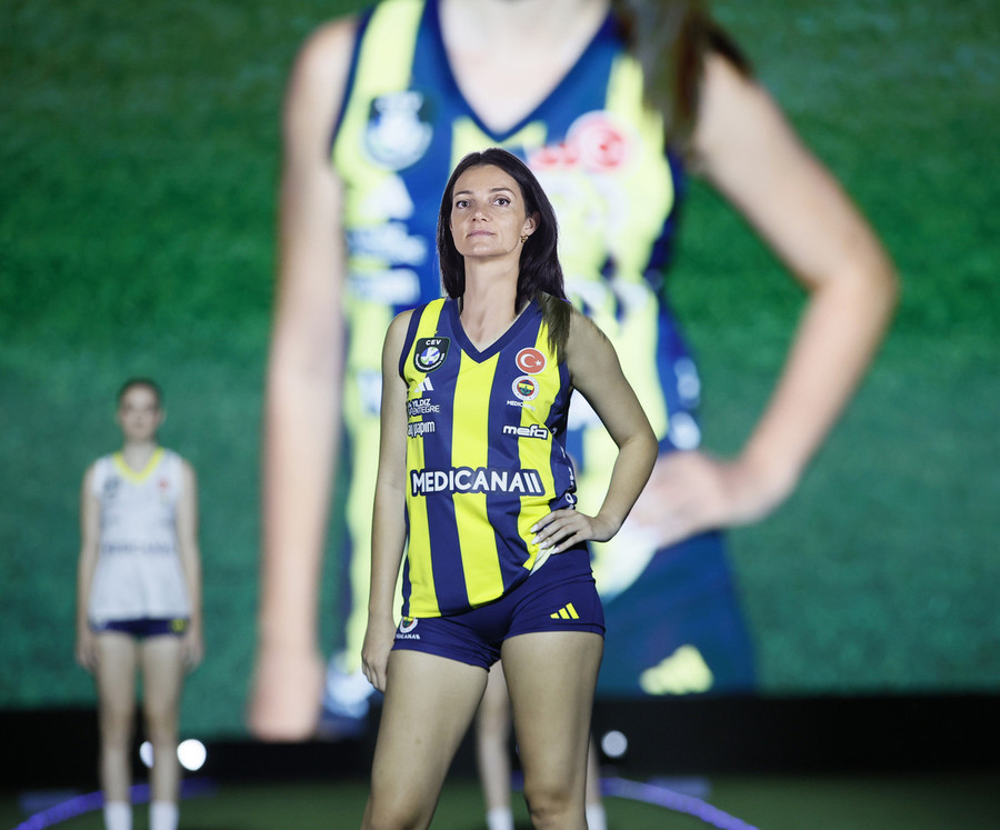 Il nostro fotomontaggio di Serena Ortolani, giocatrice della Omag SG Marignano con la nuovissima maglia del Fenerbahce presentata ieri sera a Istanbul