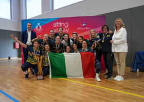 La Dream Volley Pisa festeggia la Supercoppa italiana femminile di sitting volley. Immagine diffusa dalla FIPAV.