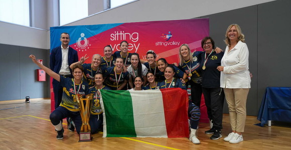 La Dream Volley Pisa festeggia la Supercoppa italiana femminile di sitting volley. Immagine diffusa dalla FIPAV.