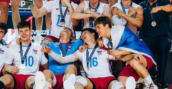 La Repubblica Ceca festeggia il titolo europeo Under 22 ad Albufeira (foto CEV) La Repubblica Ceca festeggia il titolo europeo Under 22 ad Albufeira (foto CEV)