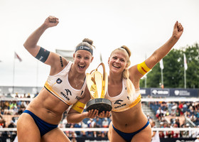 Katja Stam e Raïsa Schoon festeggiano il titolo europeo conquistato a Stare Jablonki Katja Stam e Raïsa Schoon festeggiano il titolo europeo conquistato a Stare Jablonki
