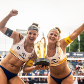 Katja Stam e Raïsa Schoon festeggiano il titolo europeo conquistato a Stare Jablonki Katja Stam e Raïsa Schoon festeggiano il titolo europeo conquistato a Stare Jablonki