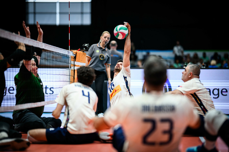 Un'azione di sitting volley durante una competizione internazionale Un'azione di sitting volley durante una competizione internazionale