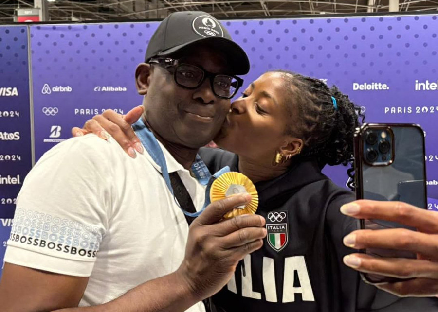 Myriam Sylla, selfie con il papà con l'Oro di Parigi... 11 agosto 2024