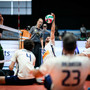Un'azione di sitting volley durante una competizione internazionale Un'azione di sitting volley durante una competizione internazionale