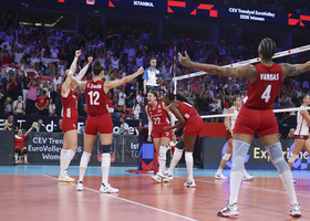 Le giocatrici della Turchia festeggiano un punto contro la Lettonia agli Europei Femminili 2026