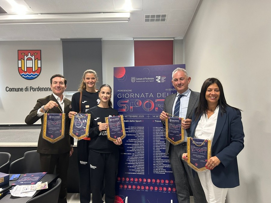 Il sindaco Alessandro Basso, l’assessore allo Sport Elena Ceolin per il Comune di Pordenone e, per Prosecco DOC Imoco Volley, il presidente Piero Garbellotto e le atlete Cristina Chirichella e Serena Scognamillo