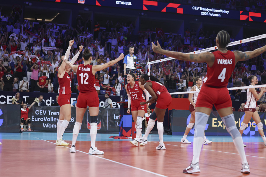 Le giocatrici della Turchia festeggiano un punto contro la Lettonia agli Europei Femminili 2026
