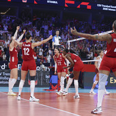 Le giocatrici della Turchia festeggiano un punto contro la Lettonia agli Europei Femminili 2026
