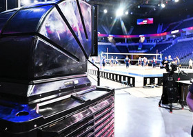 Uno dei "ventilatori" portati in giornata per muovere aria dentro al palasport non climatizzato Uno dei "ventilatori" portati in giornata per muovere aria dentro al palasport non climatizzato