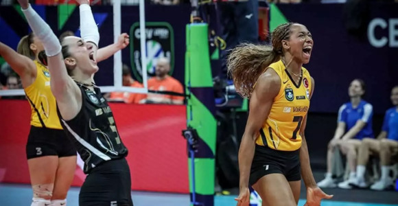 Chiaka Ogbogu con la maglia del VakifBank Chiaka Ogbogu con la maglia del VakifBank