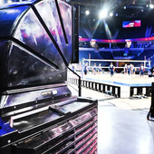 Uno dei "ventilatori" portati in giornata per muovere aria dentro al palasport non climatizzato