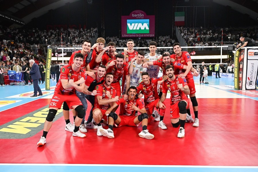 Superlega: La Lube spegne un PalaBarton infuocato. 3-2 alla Sir, si va a gara4